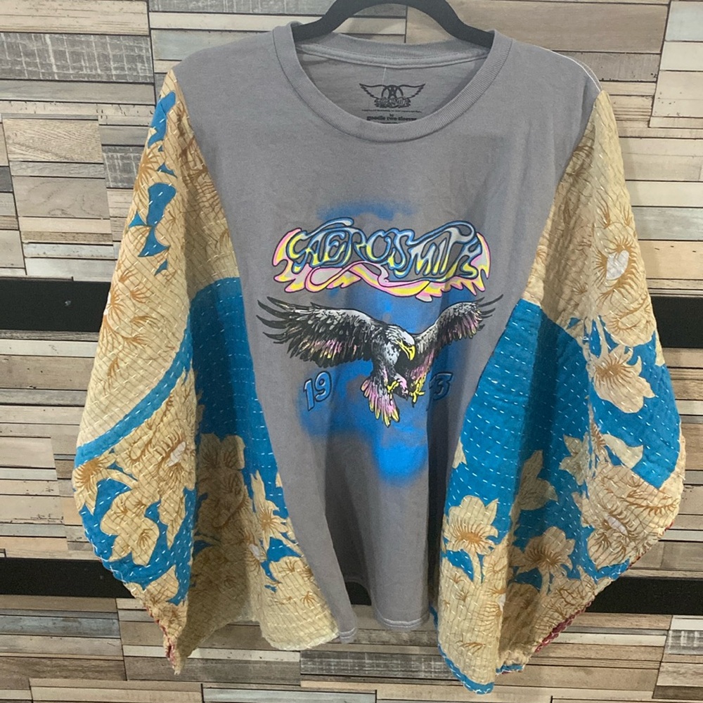 Graphic Short Sleeve Pullover in Gray with Blue & Cream Floral Sleeves